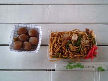 焼きソバと何故か玉コンニャク.jpg 焼きソバと何故か玉コンニャク.jpg
